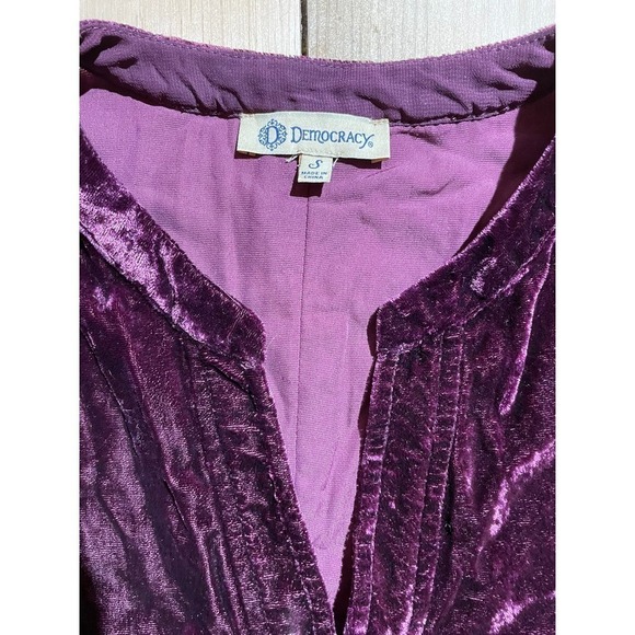 Democracy women's velvet button down shirt/blouse. Burgundy. Rayon blend. Small - Picture 3 of 6